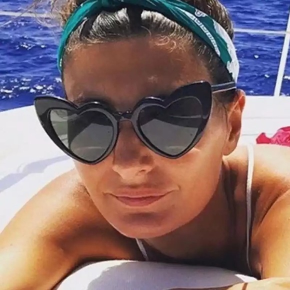 ✨Retro Cat Eye Heart Sunglasses✨ - Picture 4 of 8